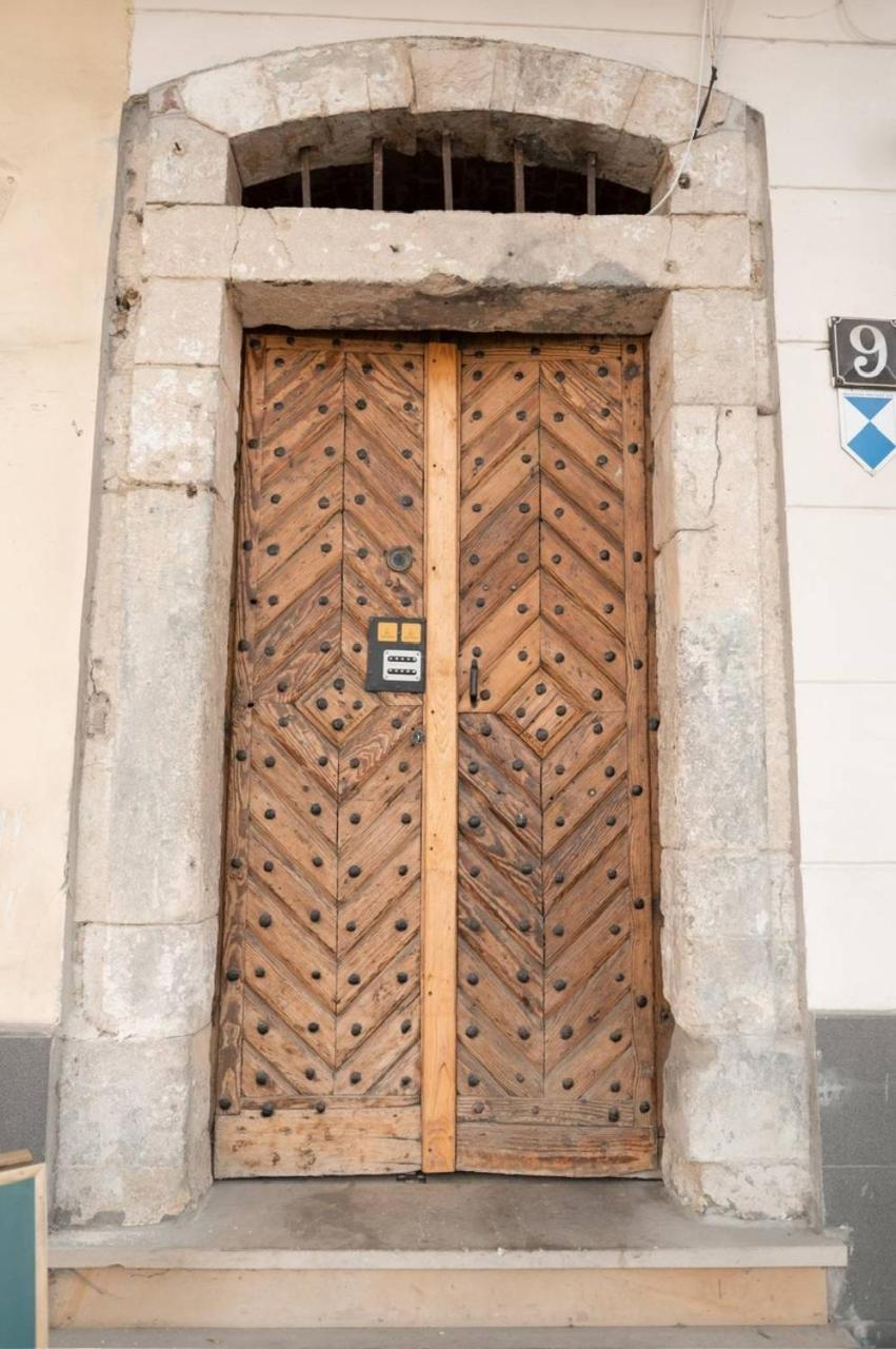 Apart Yaroslava Osmomysla 9 Square - City Center Lviv Exterior photo