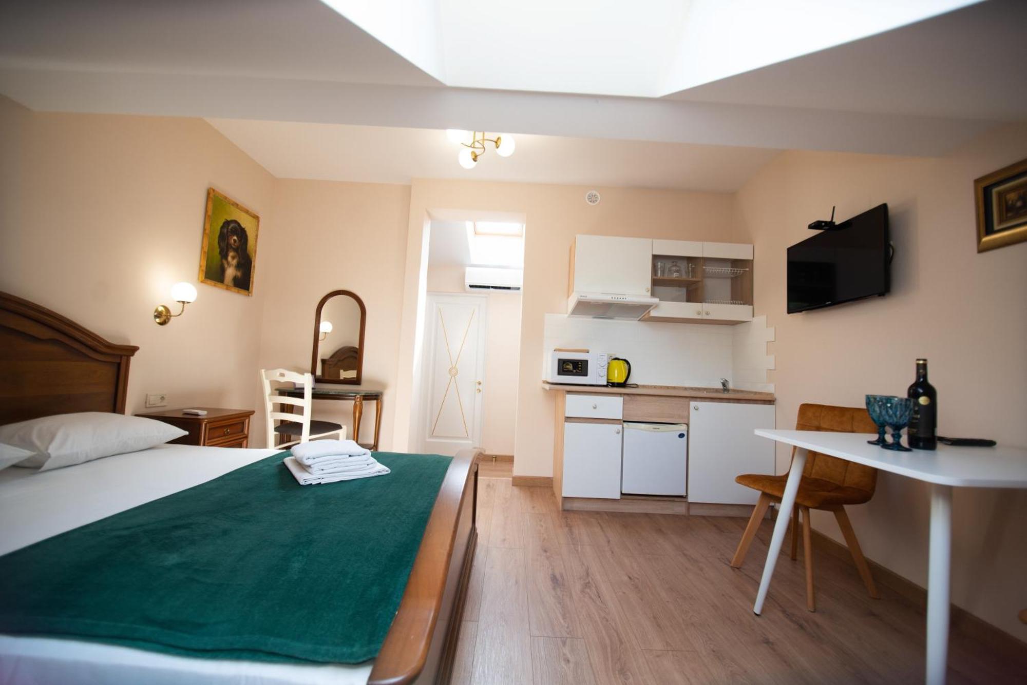 Apart Yaroslava Osmomysla 9 Square - City Center Lviv Room photo